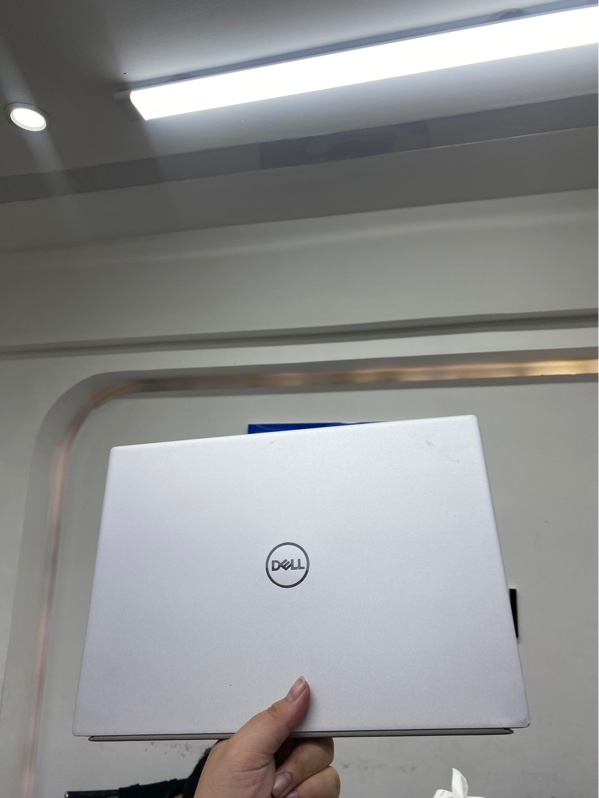 Laptop Dell Inspiron 13 5330 - i5-1340P - 16/512 - Màu bạc - Pin thay 100% - Ngoại hình 97% - Màn ám vàng, phản quang 1 đốm - Kèm sạc