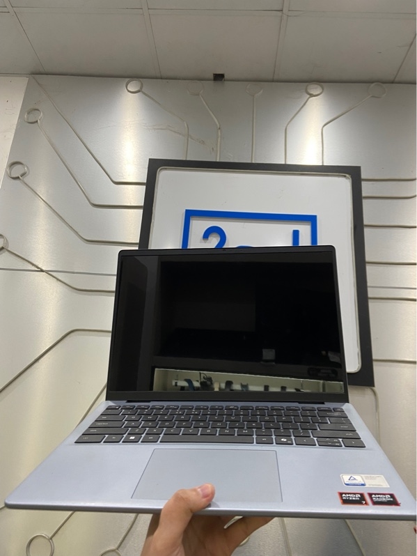 Laptop Dell Inspiron 14 5445 - AMD Ryzen 7 8840HS - Ram 16/512GB SSD - Pin 100% - Màu bạc - Ngoại hình: 97% - Màn vàng viền nhẹ, xước thân - Kèm sạc