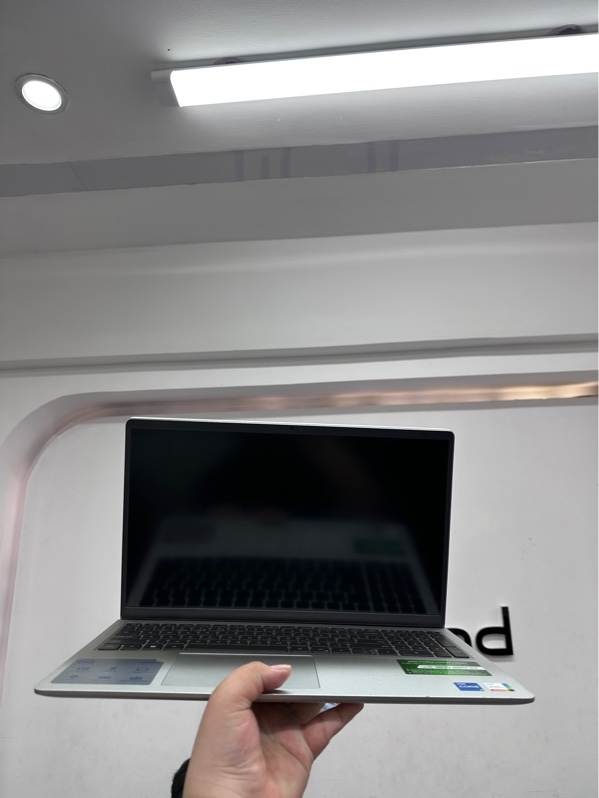 Laptop Dell Inspiron 15 3530 - I5-1334U - 16/512 - Màu bạc - Pin 83% - Ngoại hình 97.5% - 1 đốm phản quang - Kèm sạc