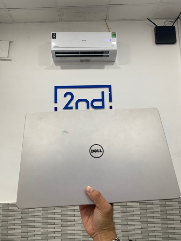 Laptop Dell Inspiron 17 7000 series 7746 - i7-5500U - 8GB/120GB SSD/ 1TB HDD sức khoẻ tốt - Phím Nhật - Màu bạc - Màn cảm ứng - Pin 93% - Ngoại hình: 98% - Màn ám xanh, trầy body - Kèm sạc