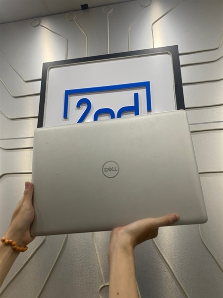 Laptop Dell Inspiron 3581 - i3 7020U - 8/256GB SSD - Intel HD Graphics 620 - Màu bạc - Ngoại hình: 97% - Kèm sạc