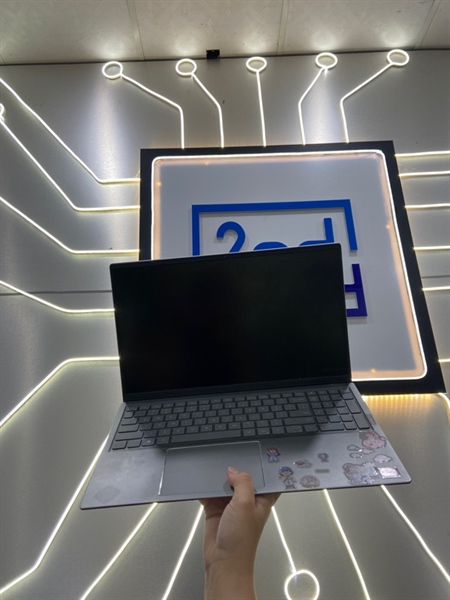 Laptop Dell Inspiron 5515 - AMD Ryzen 5 5500U - Ram 8/256GB - Pin 62% - Màu bạc - Ngoại hình: 97% - Phím tróc sơn, mặt D xước nhiều, gãy khe tản nhiệt, màn 1 đốm phản quang - Kèm sạc 1