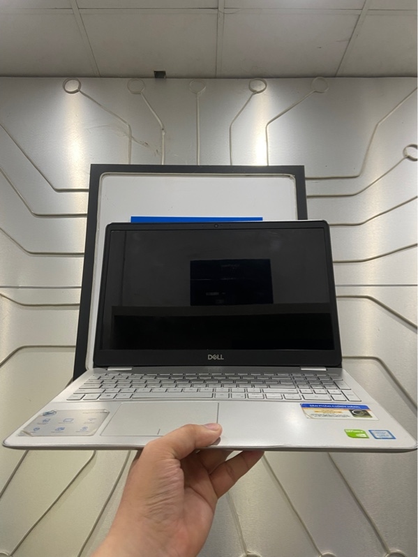 Laptop Dell Inspiron 5584 - i5-8265U - Ram 12/256GB - Sức khỏe ổ 95 - Pin chai - Màu xám - Ngoại hình: 97% - Màn ám hồng, phản quang, in phím, xước cấn sườn, bể góc, mất 2 ốc đế - Kèm sạc