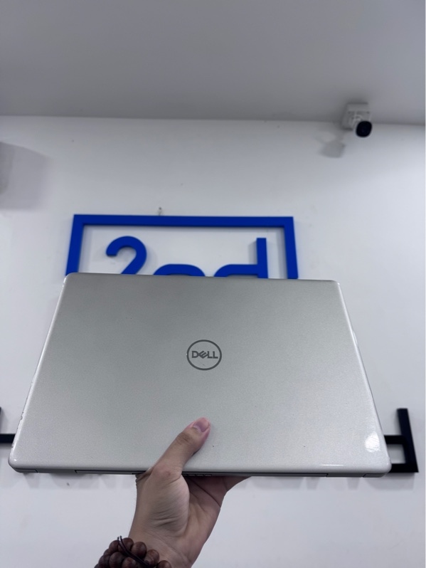Laptop Dell Inspiron 5593 - i3-1005G1 - 4/128GB ssd - Màu bạc - Pin 56% - Ngoại hình 98% - Màn hồng nhẹ , hằn phím phản quang , máy trầy xước , ổ sức khoẻ 66% - Kèm sạc