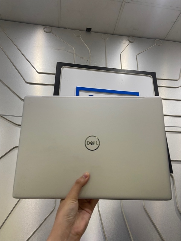 Laptop Dell inspiron 7380 - i5 8265U 8/256GB SSD - Pin hư (Đã tháo pin chỉ sài nguồn trực tiếp) - Màu bạc - Ngoại hình: 97% - Touchpad hở lờn chuột trái phải, màn ám vàng viền nhẹ, ám phím mờ, ron cao su viền bung, cấn góc - Kèm sạc
