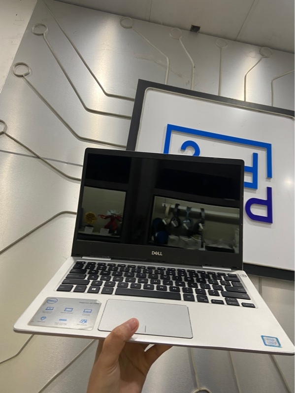 Laptop Dell inspiron 7380 - i5 8265U 8/256GB SSD - Pin hư (Đã tháo pin chỉ sài nguồn trực tiếp) - Màu bạc - Ngoại hình: 97% - Touchpad hở lờn chuột trái phải, màn ám vàng viền nhẹ, ám phím mờ, ron cao su viền bung, cấn góc - Kèm sạc