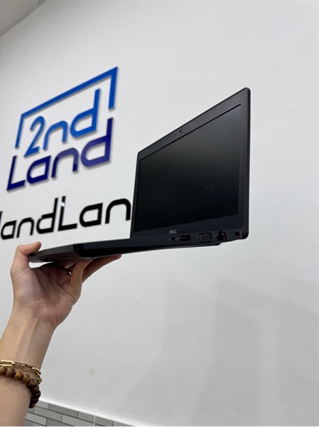 Laptop Dell Latitude 529C - i5-7300U - 8/256GB - Màu đen - Pin 68% - Ngoại hình 98% - Màn sọc 1 đường nhỏ , dán decal phím - Body, kèm sạc 2