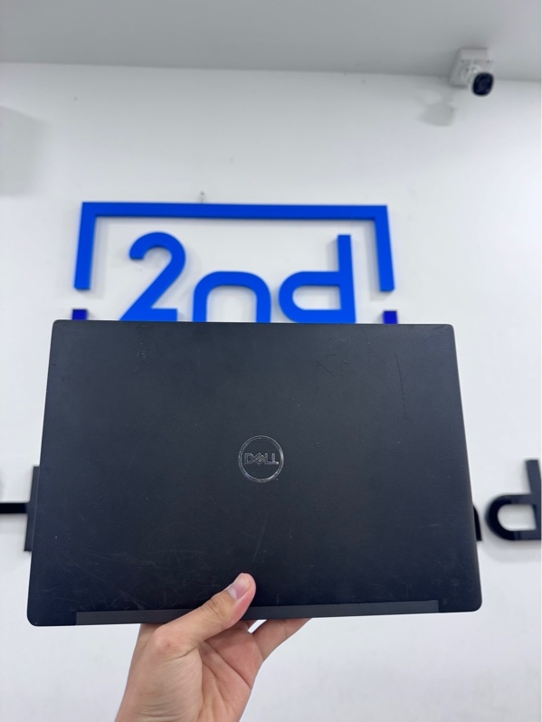 Laptop Dell Latitude 7390 - i7-8650U - 8/256GB ssd - Màu đen - Pin 91% - Ngoại hình 97% - Màn ám hồng, viền ngoài ám vàng, chập chờn nút chuột trái, mất vân tay, mặt trầy xước nhiều, ổ sức khoẻ 100% - Kèm sạc