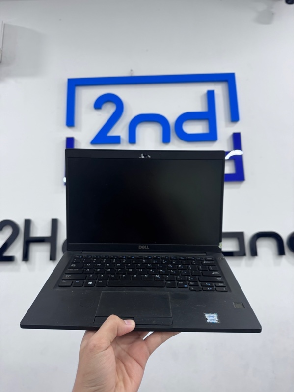 Laptop Dell Latitude 7390 - i7-8650U - 8/256GB ssd - Màu đen - Pin 91% - Ngoại hình 97% - Màn ám hồng, viền ngoài ám vàng, chập chờn nút chuột trái, mất vân tay, mặt trầy xước nhiều, ổ sức khoẻ 100% - Kèm sạc