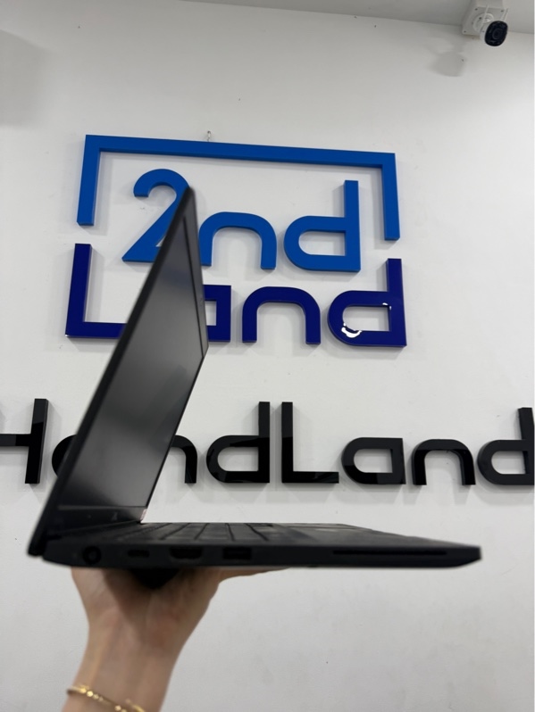 Laptop Dell latitude 7390 - i7-8650U - ram 16gb/ssd 256gb - Màu đen - Pin chai - Ngoại hình xấu - vân tay hư, phím mòn, màn hồng, trầy nhiều, tối 4 góc, tối viền, loa nhỏ - Kèm sạc