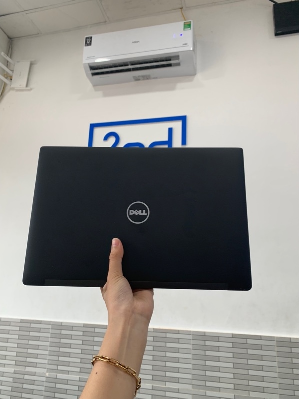 Laptop Dell Latitude 7490 - Intel Core i5-8250U - RAM 8GB/SSD 256GB - Màu đen - Pin 100% - Ngoại hình: 97% - Màn hình ám hồng, in phím, lún phím - Kèm sạc