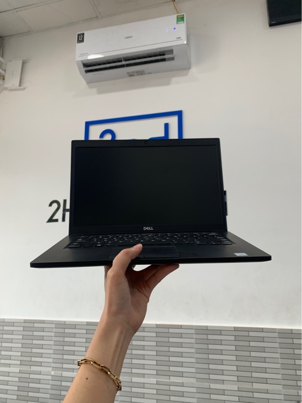 Laptop Dell Latitude 7490 - Intel Core i5-8250U - RAM 8GB/SSD 256GB - Màu đen - Pin 100% - Ngoại hình: 97% - Màn hình ám hồng, in phím, lún phím - Kèm sạc
