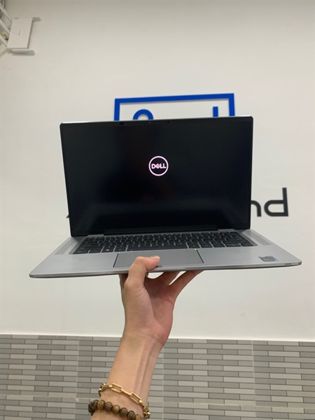 Laptop Dell Latitude 9520 - i7-1185G7 - Ram 32GB/SSD 256GB - Màu xám - Pin 83% - Ngoại hình: 97% - Cấn sườn, màn ám hồng - Body, kèm sạc 1