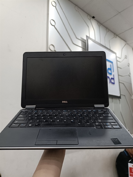 Laptop Dell Latitude e 7240 - Ram 8/128GB - Core i5 4300U - Màu Đen - Ngoại hình 97% - mất touchpad, màn cấn 1 điểm, 1 điểm phản quang, Máy không pin - Kèm sạc