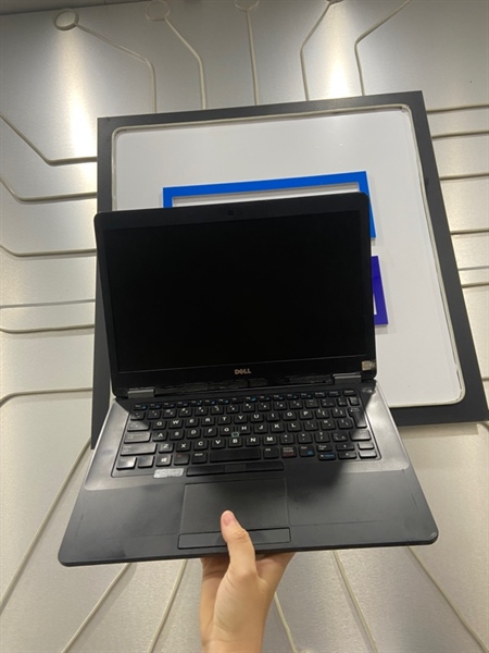 Laptop Dell Latitude E5470 - i5-6300 - Ram 8GB SSD 256GB - Phím nhật - Pin 90% - Màu đen - Ngoại hình: 96% - Loa rè nhẹ màn ám viền vàng, phản quang 1 chấm, bầm phím - Body - Kèm sạc 1