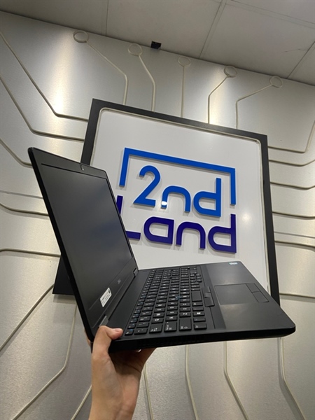 Laptop Dell Latitude E5570 - Ram 8/128SSD - i5-6300U - HD Graphics 520 - Pin 74% - Phím nhật - Màu đen - Ngoại hình: 97% - Liệt phím F4,dán decal phím, viền ám vàng, 3 đốm phản quang hở sáng, mic nhận yếu, cam có vần đen - Body - Kèm sạc 2