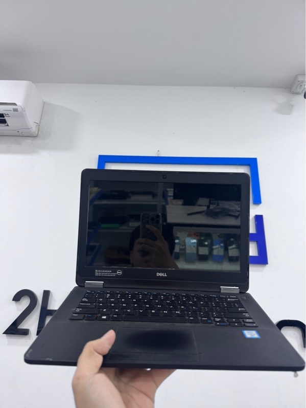 Laptop Dell Latitude E7270 - i5-6200U 8/256Gb - Màu đen-Pin 38%- sk ổ 89%-NH 96%- Trầy xước, màn ám xanh, phản quang. Lỏng ốc hở 1 góc đáy -Kèm sạc