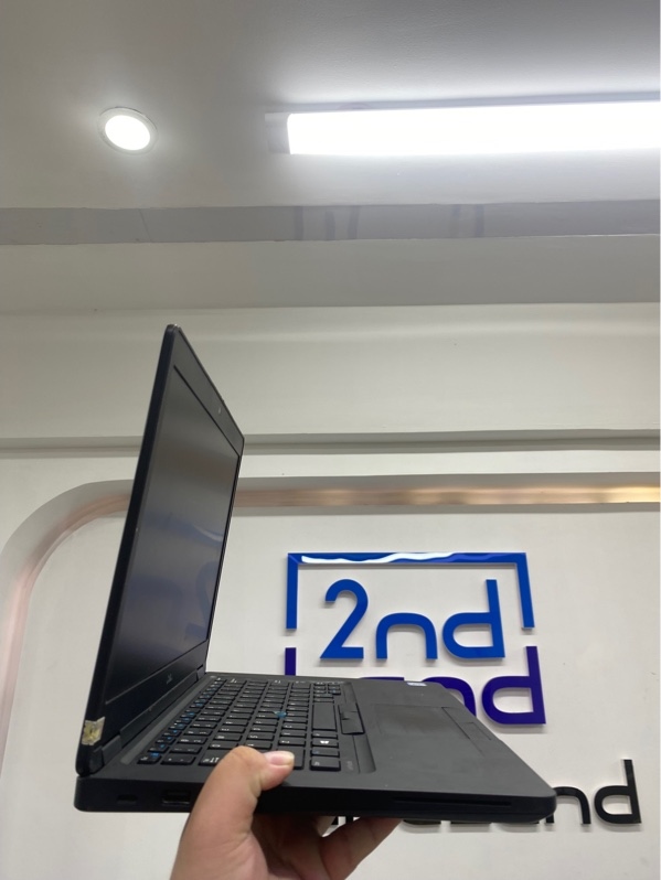 Laptop Dell LNC Latitude 5480 - I5 7300U - 8/256 - Màu đen - Pin chai - Ngoại hình 97% - màn ám màu, loa rè, hư 1 cổng usb với cổng hdmi - Kèm sạc