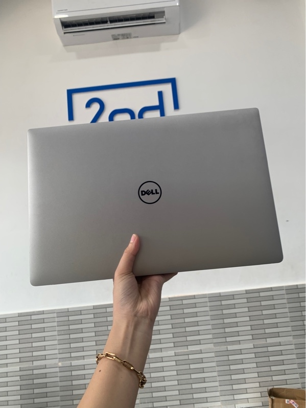 Laptop Dell precision 5520 - Xeon E3-1505M - Quadro M1200 4gb - Ram 16gb/ssd 512gb - Màu xám - Pin 88% - Ngoại hình: 96% - Trầy cấn, dán skin, màn ám hồng - Kèm sạc