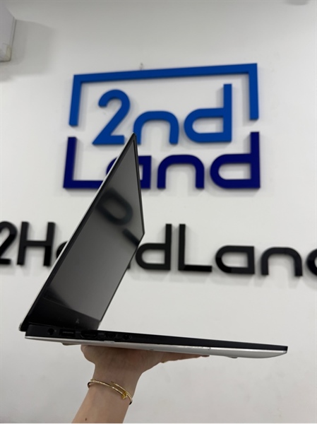 Laptop Dell Precision 5530 - i7-8850H/ Nvidia Quadro P1000 - 16/256Gb SSD - Màn fullHD - 60Hz - Màu bạc - Pin 87% - Ngoại hình 97% - Mòn vỏ , màn ám vàng , phản quang chấm nhỏ , mất 2 ốc đáy - Kèm sạc