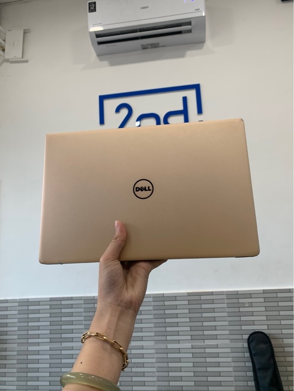 Laptop Dell XPS 13 9360 - Ram 8gb/256gb - Màu vàng đen - Pin 50% - Ngoại hình: 96% - Màn ám hồng viền, bản lề yếu - Kèm sạc