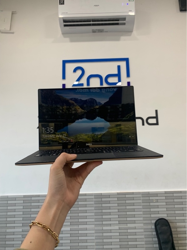 Laptop Dell XPS 13 9360 - Ram 8gb/256gb - Màu vàng đen - Pin 50% - Ngoại hình: 96% - Màn ám hồng viền, bản lề yếu - Kèm sạc