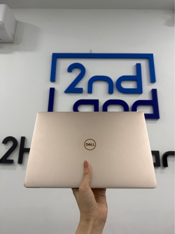 Laptop Dell XPS 13 9370 - Chip i7-8550U - 8/SSD 256GB - Màu hồng - Pin thay 100% - Ngoại hình 96% - Màn hồng viền , hở sáng , mặt A ố vàng , trầy màn , màn in phím, mất cao su trống trượt , móp 4 góc - Kèm sạc