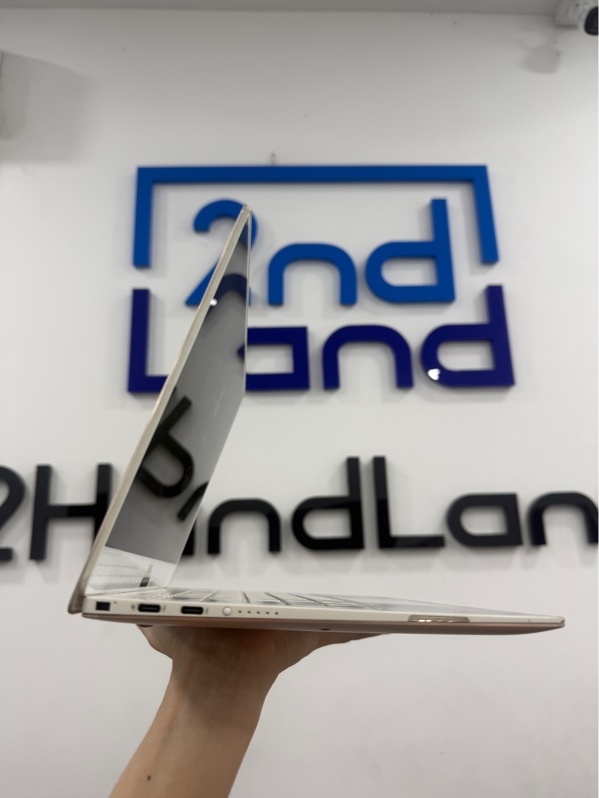 Laptop Dell XPS 13 9370 - Chip i7-8550U - 8/SSD 256GB - Màu hồng - Pin thay 100% - Ngoại hình 96% - Màn hồng viền , hở sáng , mặt A ố vàng , trầy màn , màn in phím, mất cao su trống trượt , móp 4 góc - Kèm sạc