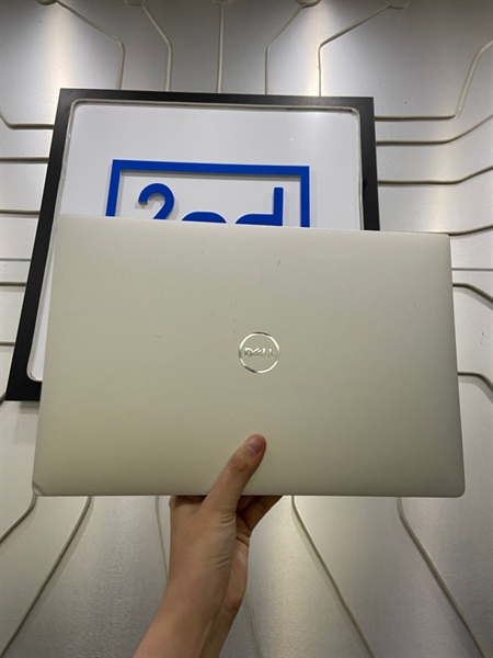 Laptop Dell XPS L3 9370 - i5-8250U - Ram 8/256GB - Pin 56% - Màu bạc - Ngoại hình: 97% - Màn ám viền vàng, 3 đốm phản quang , mất cao su đế - Kèm sạc