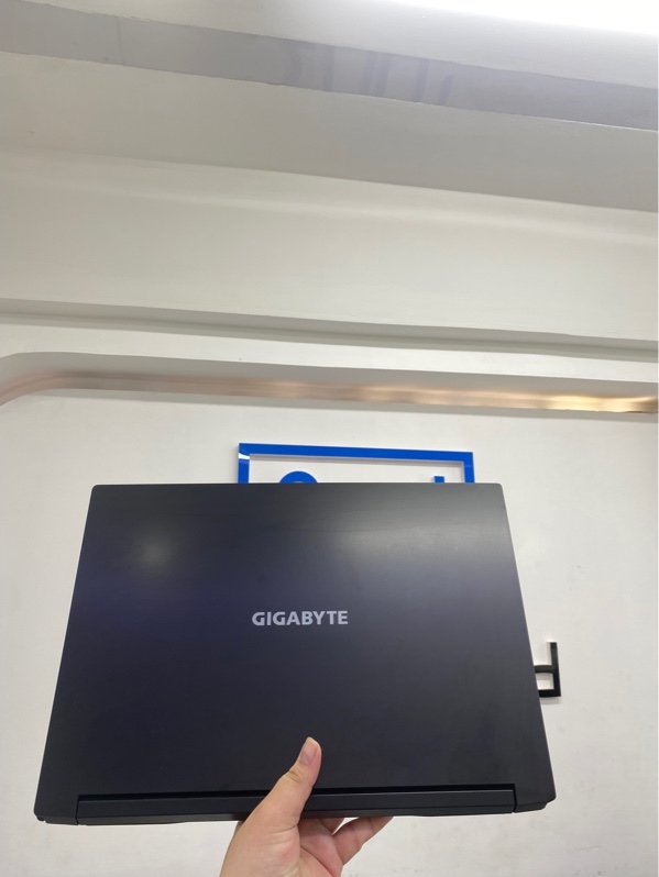 Laptop Gigabyte G5 GD - i5-11400H - RTX 3050 - 4gb - 16/512 SSD - Màu đen - Pin 89% - Ngoại hình 97.5% - Bể bản lề bên trái - Kèm sạc