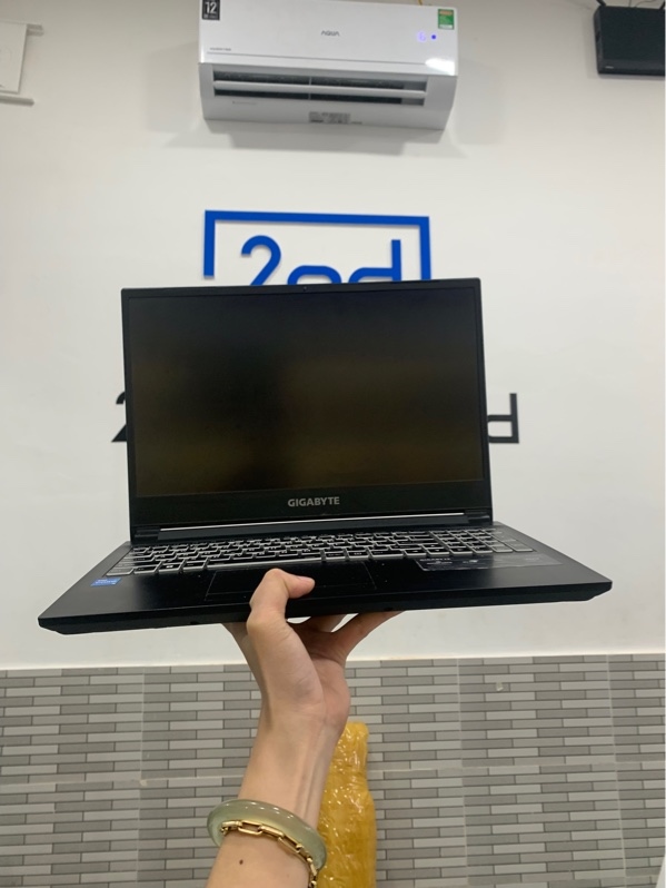 Laptop Gigabyte G5 GD - i5-11400H - RTX 3050 4gb - Ram 16gb/ssd 512gb - Màu đen - Pin 91% - Ngoại hình: 97% - Màn ám hồng + phản quan nặng - Kèm sạc