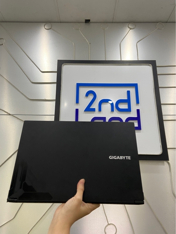 Laptop Gigabyte G5 KF5 - Intel Core i5-13500H - GeForce RTX 4060 - Ram 16/512GB SSD - Pin 84% - Màu đen - Ngoại hình: 97% - Màn ám vàng, phản quang, mất nắp bản lề - Kèm sạc