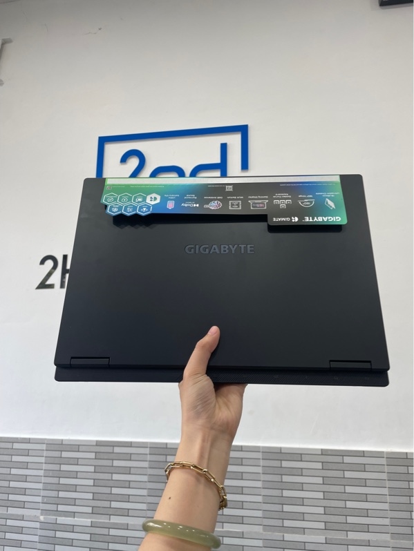 Laptop Gigabyte Gaming A16 3th - Ryzen 7 260W/Radeon 780 Gaphics - 16GB/512GB SSD - RTX 5050 8GB - Màu đen - Pin 100% - Ngoại hình: 98% - Màn xướt mèo - Fullbox - Còn bảo hành Gearvn