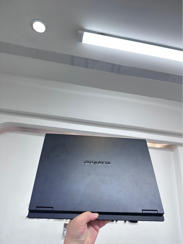 Laptop Gigabyte Gaming A16 CVH - I7 13620H-16/1TB ssd - RTX 5060 - Màu đen - Pin 100% - Ngoại hình 98% - Kèm sạc - BH hãng đến 30/06/2027