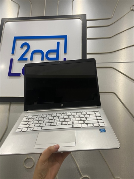 Laptop HP 14S - Pentium Silver N5030 - Ram 4/256 SSD - Pin 50% - Màu bạc - Ngoại hình: 97% - Màn ám xanh, 4 chấm phản quang - Kèm sạc 1