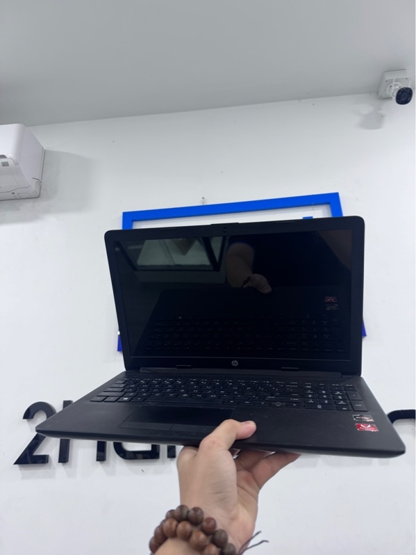 Laptop HP 15 db0xxx - Chip Ryzen 3 2200U - Ram 16Gb - ổ 1 128Gb - ổ 2 480Gb - Màu đen - Pin 60% - Ngoại hình 97% - Trầy xước, cấn góc, Bản lề trầy xước, Màn ám xanh, hở sáng viền - Kèm sạc