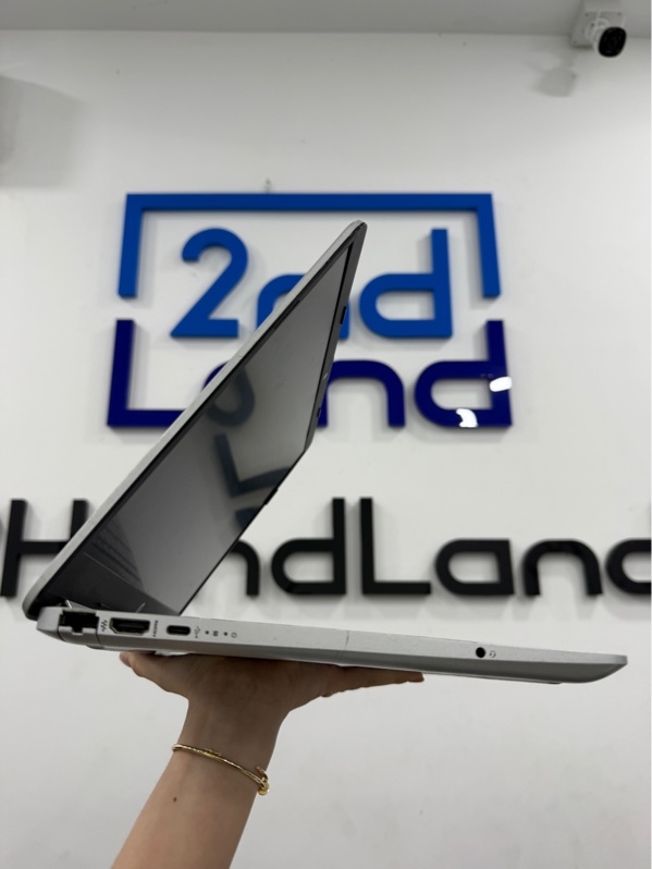 Laptop HP 15 DW3XXX - i3-1115G4 - 8/SSD 256GB - Màu bạc - Pin 75% - Ngoại hình 97% - Màn phản quang nhiều đốm , ám vàng , màn trầy , hở vỏ nhẹ - Kèm sạc