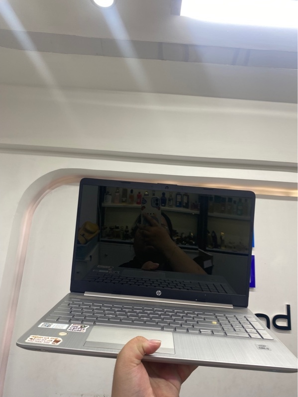 Laptop HP 15s-du1xxx - I3-10110U - 4/256 - Màu bạc - Pin 82% - Ngoại hình 97.5% - Phản quang 3 đốm ám xanh màn nhẹ, dán sticker - Kèm sạc