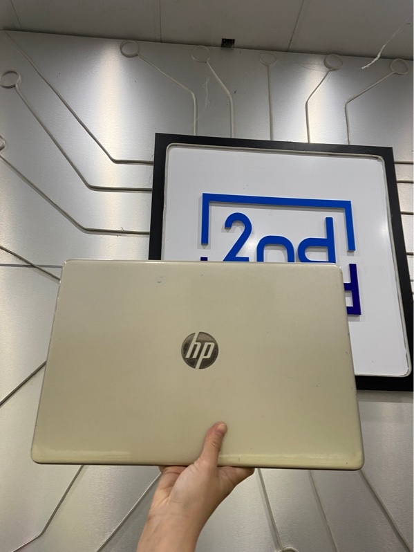 Laptop HP 15s FQ1XXX - I3-1005G1 - Ram 8/512GB SSD - Pin 100% - Màu vàng - Ngoại hình: 97% - Gãy pát chỗ loa, màn hồng, màn ám phím, màn bị đè dộp phim - Kèm sạc