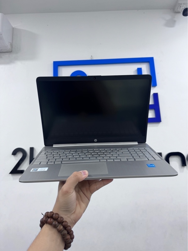 Laptop HP 15s-fq2711TU - i3-1115G4 - Ram 8GB - ssd 256gb - Màu xám - Pin 82% - Ngoại hình 97.5% - Màn trầy, phản quang, ám hồng, nứt 1 góc - Kèm sạc