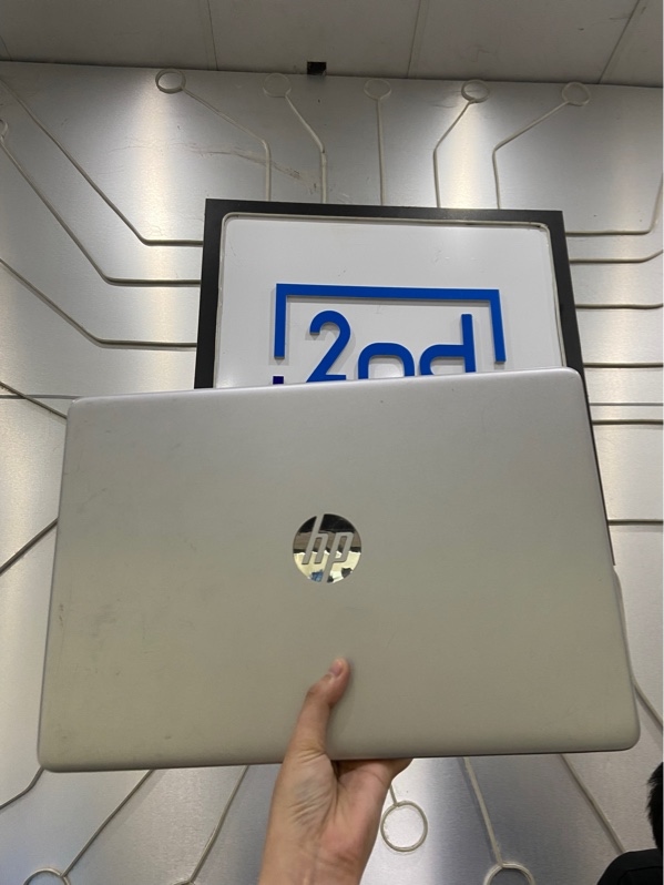 Laptop HP 15s FQ2xxx - i5 1135G7 - 8/256GB SSD - Pin 82% - Màu bạc - Ngoại hình: 97% - Trấy xước nhiều, màn vài đốm phản quang mờ, bản lề cứng - Kèm sạc
