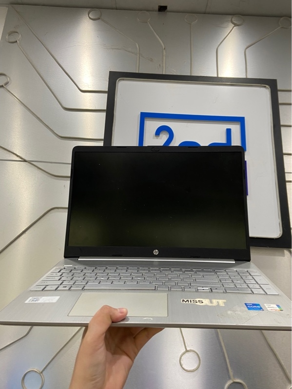 Laptop HP 15s FQ2xxx - i5 1135G7 - 8/256GB SSD - Pin 82% - Màu bạc - Ngoại hình: 97% - Trấy xước nhiều, màn vài đốm phản quang mờ, bản lề cứng - Kèm sạc