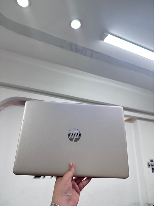 Laptop HP 15s-fq2xxx I5-1135G7 - 8/512 - Màu bạc - Pin 86% - Ngoại hình 97.5% - màn in bầm phím, ám vàng nhẹ - Kèm sạc