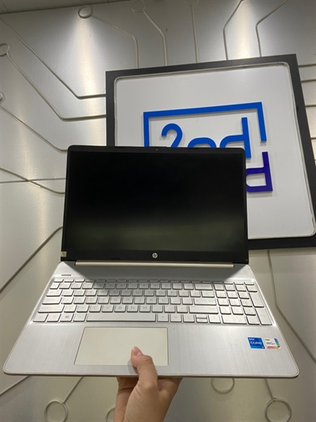 Laptop HP 15S-FQ2XXX - I5-1135G7- Ram 8/512GB SSD - Pin 85% - Màu bạc - Ngoại hình: 97% - Cấn nứt góc cổng sạc, màn sọc chớp, loa rè, trầy mặt A - Kèm sạc 1