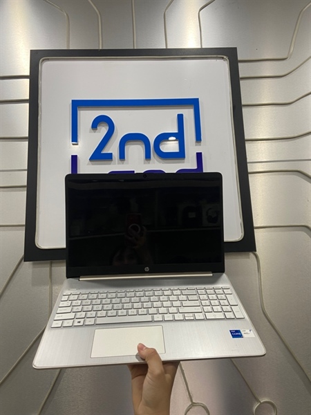 Laptop HP 15S-FQ2XXX - i7-1165G7 - Ram 8/512GB SSD - Pin 82% - Màu bạc - Ngoại hình: 97% - Cấn góc, màn hình 7 đốm phản quang, màn in phím - Kèm sạc 1