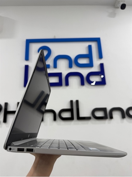 Laptop HP 15S-FQ5229TU - i3 1215U - 8/512GB SSD - Màu bạc - Pin 80% 91 chu kì sạc - Ngoại hình 98% - Màn hằn phím , ám vàng , nứt nhẹ cổng usb , mất 1 ốc đáy - Kèm sạc 1