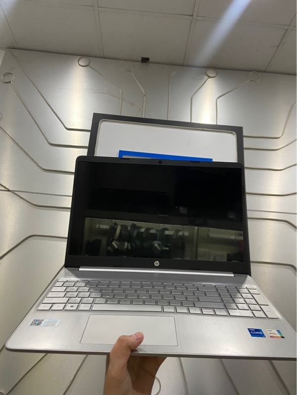 Laptop HP 15s-fq5xxx - i7 1255u - 8/512GB - Pin 92% - Màu bạc - Ngoại hình: 97% - Màn ám viền nhẹ, vài đốm phản quang nhỏ - Kèm sạc