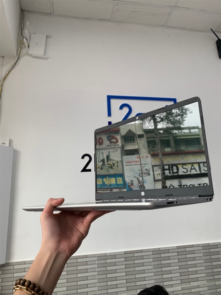 Laptop HP 15S-FQ5XXX - i7-1255U - Ram 16GB/512GB SSD - Màu bạc - Pin 85% - Ngoại hình: 98% - Màn in phím, 1 đốm phản quang - Kèm sạc 2