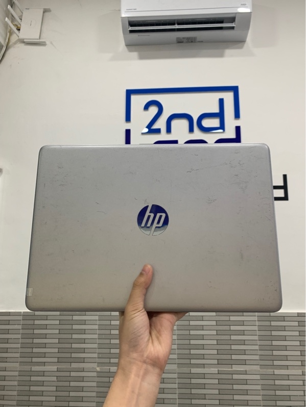 Laptop HP 240 G8 - i5-1135G7 - Ram 8GB/250GB SSD - Màu bạc - Pin 80% - Ngoại hình: 97% - Tróc touchpad, màn phản quang ám hồng - Kèm sạc
