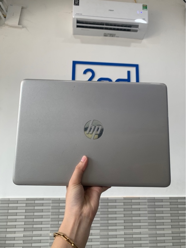 Laptop HP 240 G8 - i5-1135G7 - Ram 8GB/512GB SSD - Màu bạc - Pin 85% - Ngoại hình: 97% - Màn ám vàng, phản quang - Kèm sạc